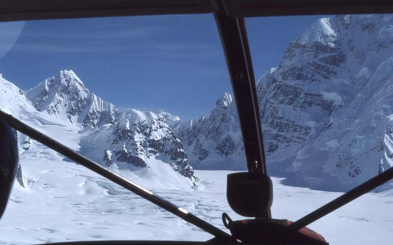 029 Mt McKinley May 1987  Flight to Kahiltna Glacier - In For Landing.jpg